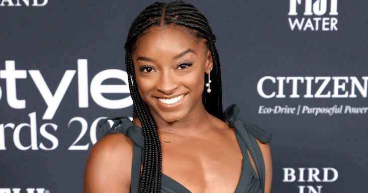 simone biles muestra su anillo de compromiso y su doble manicura francesa