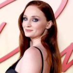 Sophie Turner trae el "ojos de sirena" Tendencia de maquillaje a París