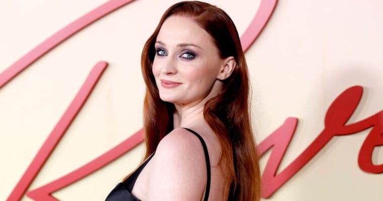 Sophie Turner trae el "ojos de sirena" Tendencia de maquillaje a París