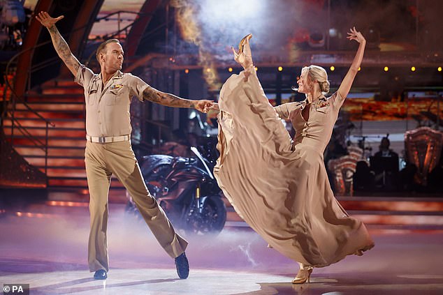 Matt Goss (en la foto con Nadiya Bychkova) dice que los desafíos de estar en Strictly Come Dancing ya han mejorado su postura y confianza corporal.