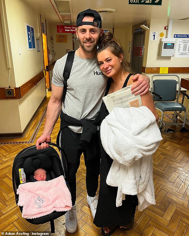 Tayah Victoria, de 26 años, de Married At First Sight UK, regresó al hospital con mastitis después de dar la bienvenida a su hija Beau Emily con su esposo Adam Aveling (en la foto después del nacimiento)