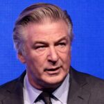 Un año después de 'Rust', Alec Baldwin está ocupado en el mundo de bajo presupuesto