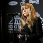 Un poema de Stevie Nicks 'preocupado' para fomentar la votación: 'No dejes que te quiten el poder'