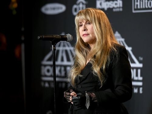 Un poema de Stevie Nicks 'preocupado' para fomentar la votación: 'No dejes que te quiten el poder'