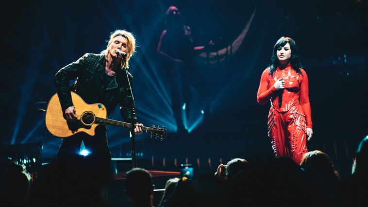 Vea a Demi Lovato interpretar 'Iris' de Goo Goo Dolls con John Rzeznik en un concierto en Nueva York