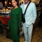 La Sra. Beckham encabezó su propio desfile de moda, junto con su esposo David, cuando salió de su hotel de £ 12,000 por noche, La Reserve, para dirigirse a la fiesta posterior.