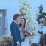 ¡Hago!  ¡Se revela el divertido álbum de bodas de Lena Headey!  La actriz de Game Of Thrones usó un sencillo vestido blanco con flores en el cabello para casarse con Marc Menchaca de Ozark en Italia junto a su coprotagonista Peter Dinklage el 6 de octubre en Puglia, Italia.