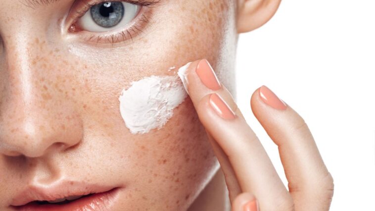 ¿tu mascarilla facial te está provocando acné fúngico? aquí está todo lo que debes saber