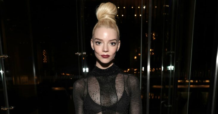 anya taylor-joy clava la tendencia de ropa interior expuesta en un vestido transparente