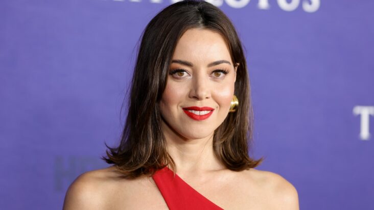 aubrey plaza acaba de debutar con el cabello rubio del viejo hollywood en la alfombra roja: vea las fotos