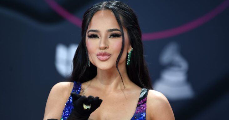 becky g llevó el drama a los latin grammys con un colorido vestido de lentejuelas