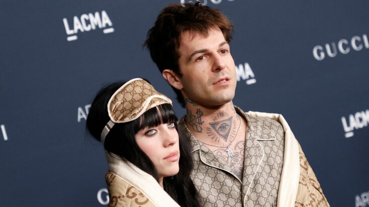 billie eilish y jesse rutherford hicieron su debut en la alfombra roja en pijamas de gucci: vea las fotos