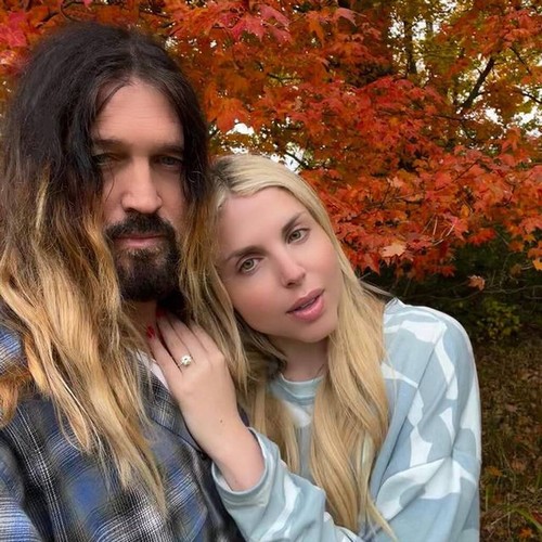 billy ray cyrus confirma compromiso con firerose