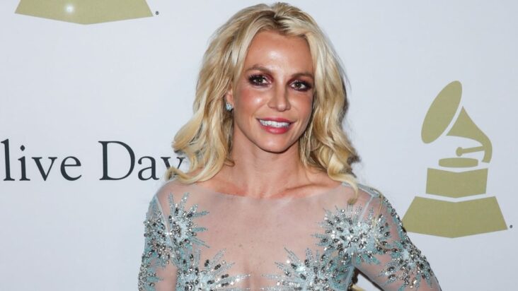 britney spears estaba «temblando» después de usar «sus propias manos» para comprar cosas con tarjeta de crédito por primera vez en casi 15 años