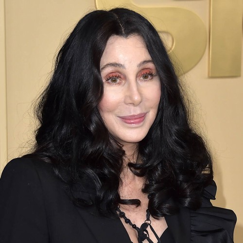 cher admite que la relación con alexander edwards «parece extraña en el papel»