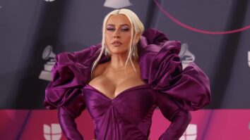 Christina Aguilera derrocha realeza con un vestido morado escotado