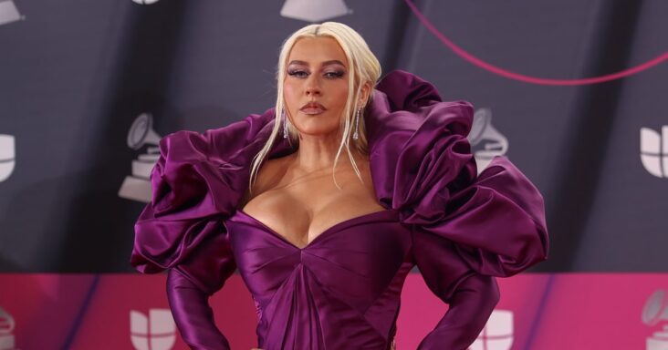 christina aguilera derrocha realeza con un vestido morado escotado