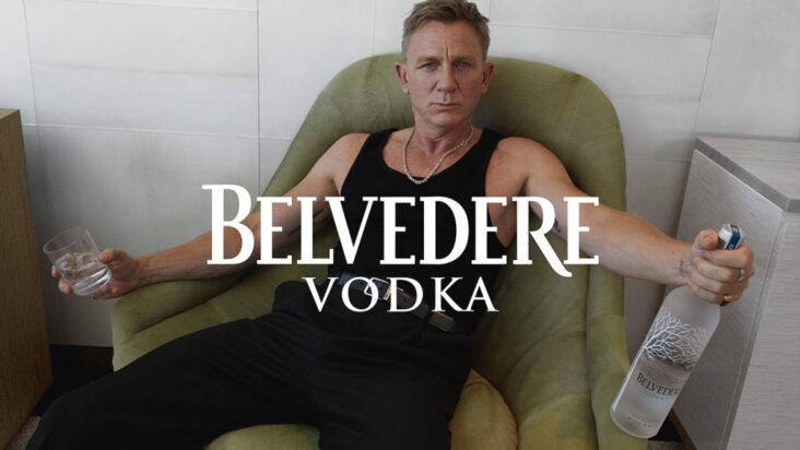 daniel craig da un paso adelante en la campaña belvedere vodka dirigida por taika waititi y con banda sonora de rita ora