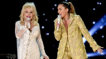 Dolly Parton se unira a Miley Cyrus para copresentar el