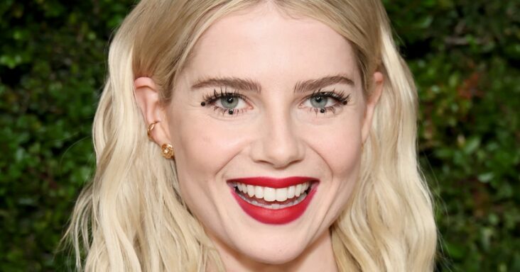 el cabello rojo de lucy boynton se siente perfectamente a la moda