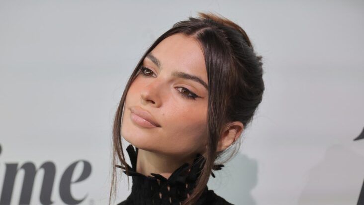 emily ratajkowski usó un maxivestido negro transparente con big bling: vea las fotos