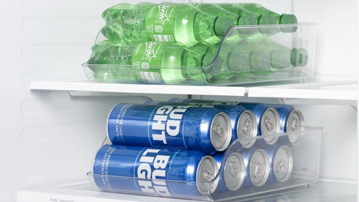 este truco de $ 15 es un ‘salvavidas’ y evita que las bebidas enlatadas rueden por todas partes en su refrigerador