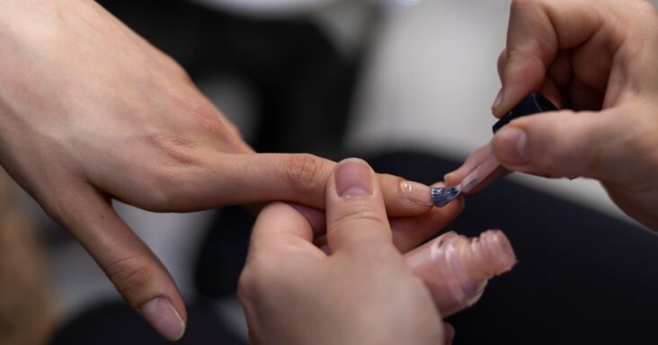 este truco hace que una manicura francesa se vea increíble en uñas cortas