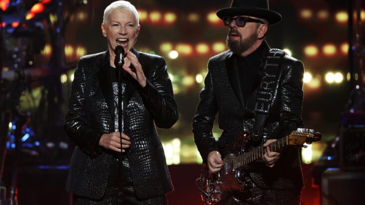 eurythmics se reúnen para una actuación excepcional en la ceremonia de inducción al salón de la fama del rock