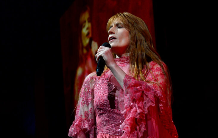 florence + the machine posponen el resto de la gira por el reino unido debido a una fractura en el pie