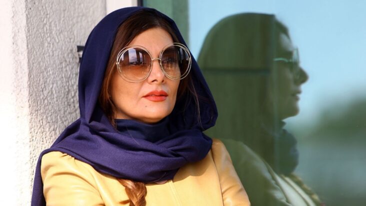 Iran arresta a actrices por quitarse el velo y apoyar