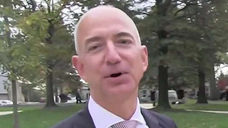 Jeff Bezos demandado por ama de llaves afirma que tuvo