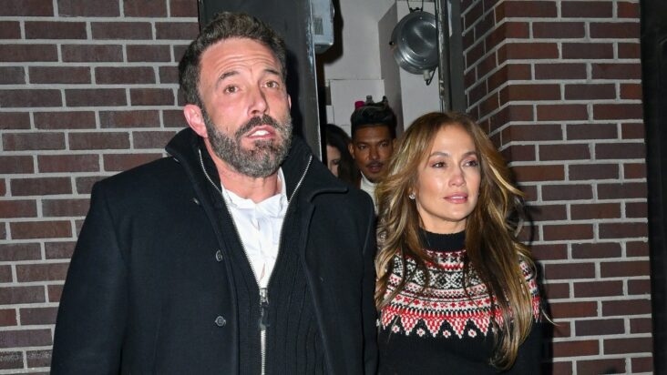 jennifer lopez combinó una falda transparente con un suéter festivo para una cita nocturna con ben affleck: vea las fotos