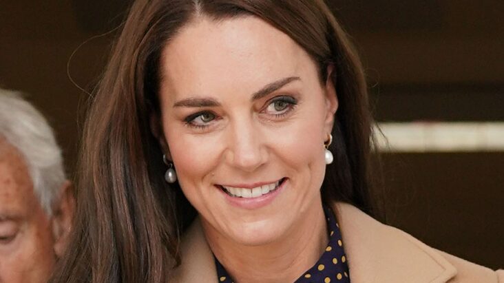 kate middleton ha encontrado su nuevo elemento básico de la moda de otoño: vea las fotos