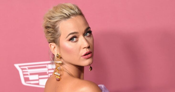 katy perry adopta barbiecore con un vestido de látex y una chaqueta acolchada a juego