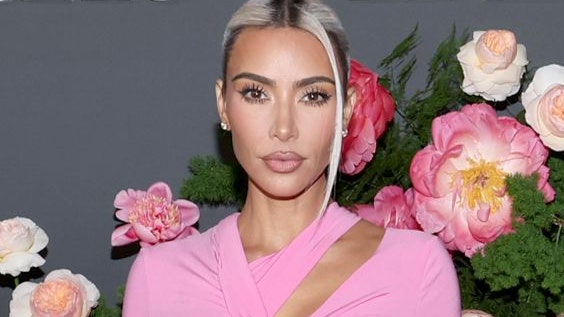 kim kardashian se vistió de barbie balenciaga con un vestido recortado de color rosa bebé: vea las fotos