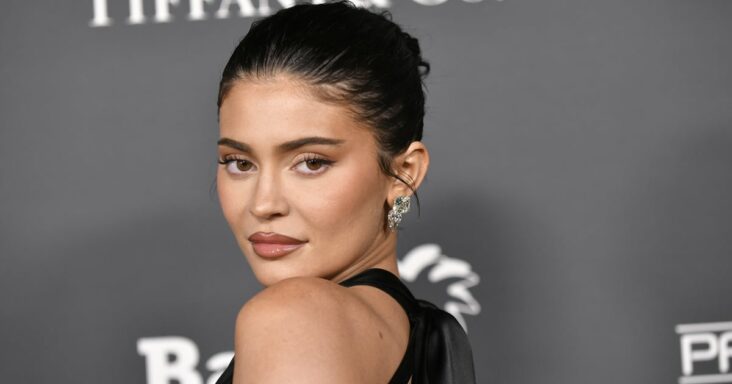 kylie jenner muestra su vestido halter de acción de gracias sin espalda desde todos los ángulos