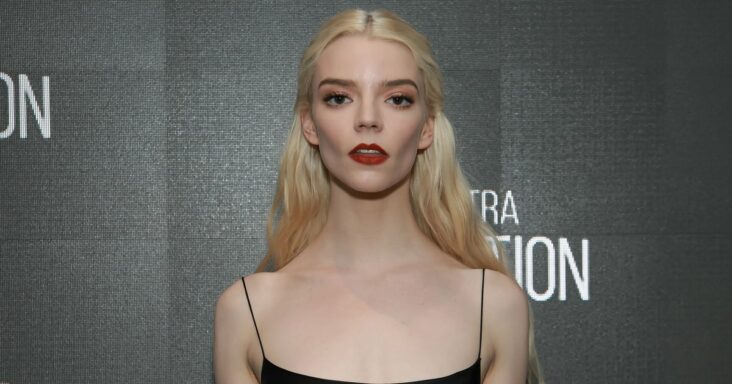 la cola de caballo de barbie de anya taylor-joy agrega dramatismo a su minivestido sin tirantes