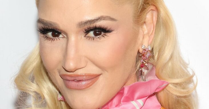 la manicura francesa cromada de gwen stefani obtiene una actualización colorida