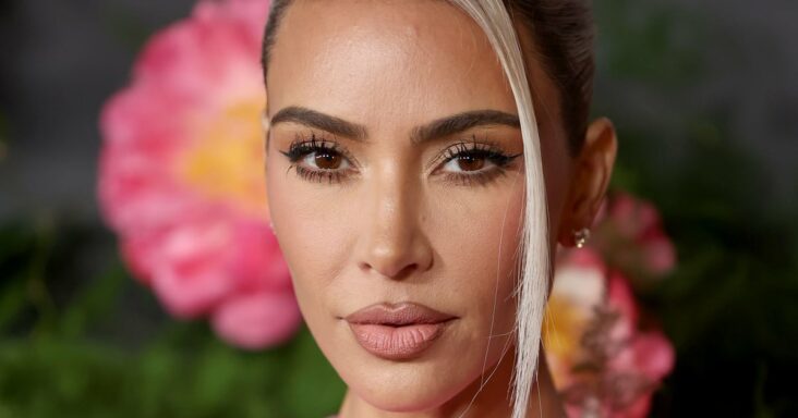 la manicura francesa de kim kardashian es inusualmente nerviosa