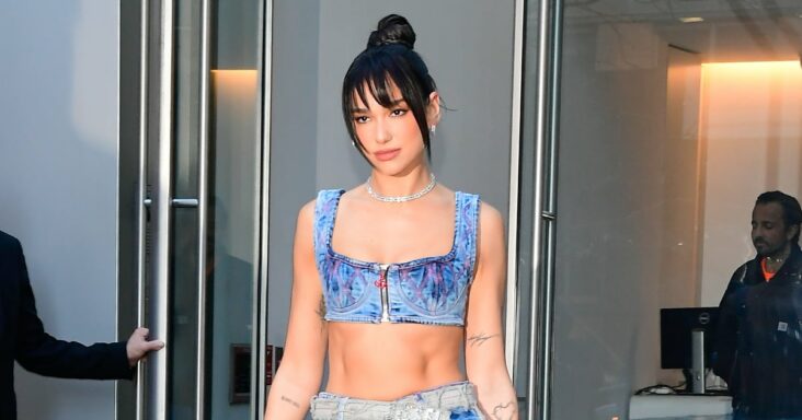 la minifalda de tiro bajo de dua lipa es básicamente una tira de mezclilla