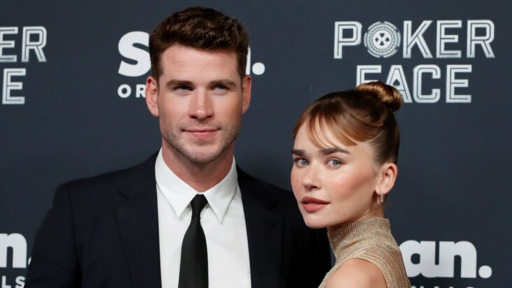 liam hemsworth y gabriella brooks acaban de hacer su debut en la alfombra roja: mira las fotos