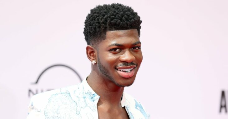 lil nas x agrega un pink lob a su lista de momentos de belleza memorables