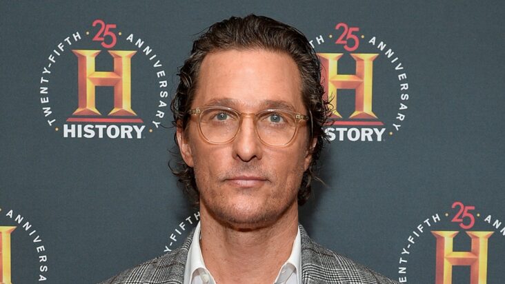 matthew mcconaughey cuenta cómo él y su familia se movilizaron rápidamente para ayudar a su ciudad natal después del tiroteo en la escuela uvalde