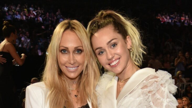 miley cyrus se parecía exactamente a mamá tish cyrus en blusas cortas ‘twinning’ y chanel: vea las fotos