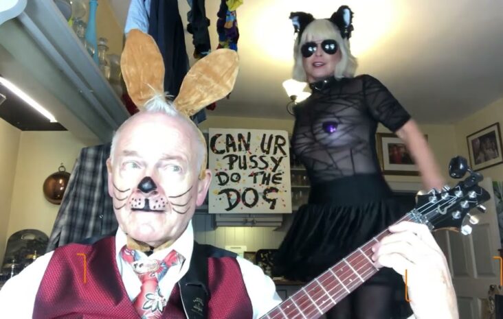 mira a robert fripp y toyah willcox versionar ‘can your pussy do the dog?’ de the cramps.