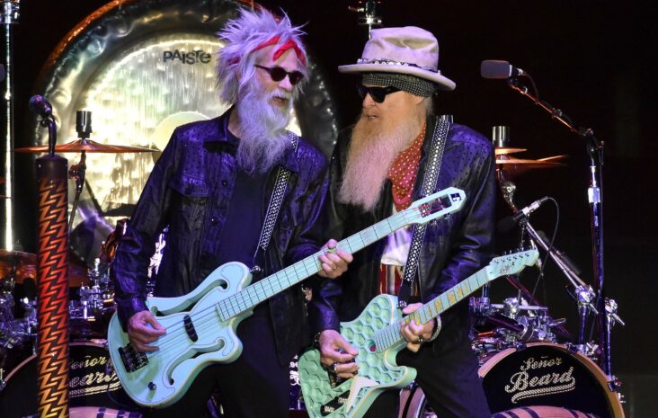 mira a zz top actuar con un bajo ridículo de 17 cuerdas