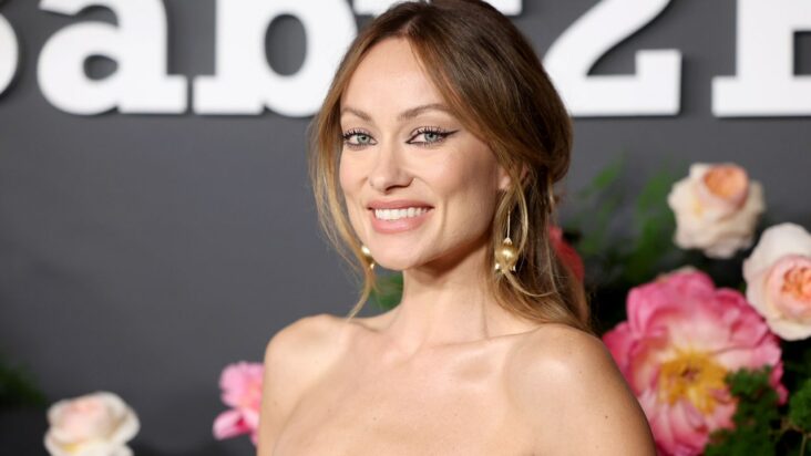 olivia wilde hizo el caso para un renacimiento de la parte superior del tubo en una mirada de dos piezas sin tirantes