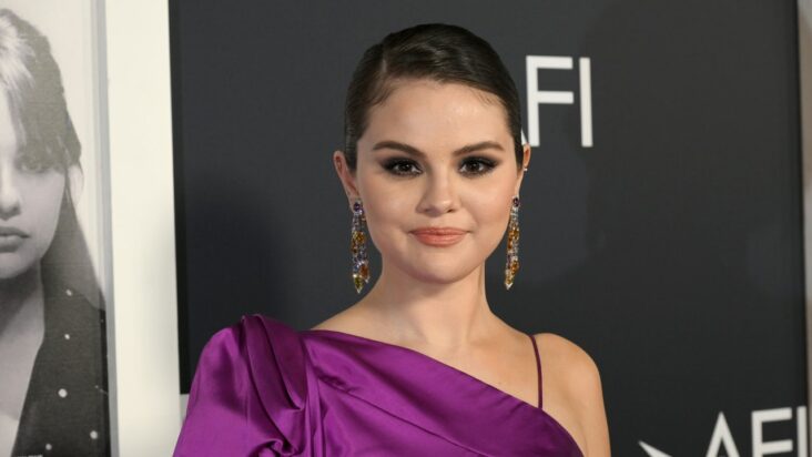 selena gomez organizó su propia ‘boda’ y cara delevingne trajo strippers