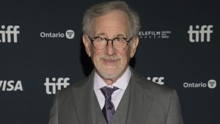 steven spielberg critica a warner bros y hbo max por arrojar a los cineastas «debajo del autobús» al «relegar» sus películas a la transmisión