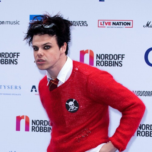 yungblud dice que su infancia estuvo marcada por las disputas ‘abusivas’ de sus padres